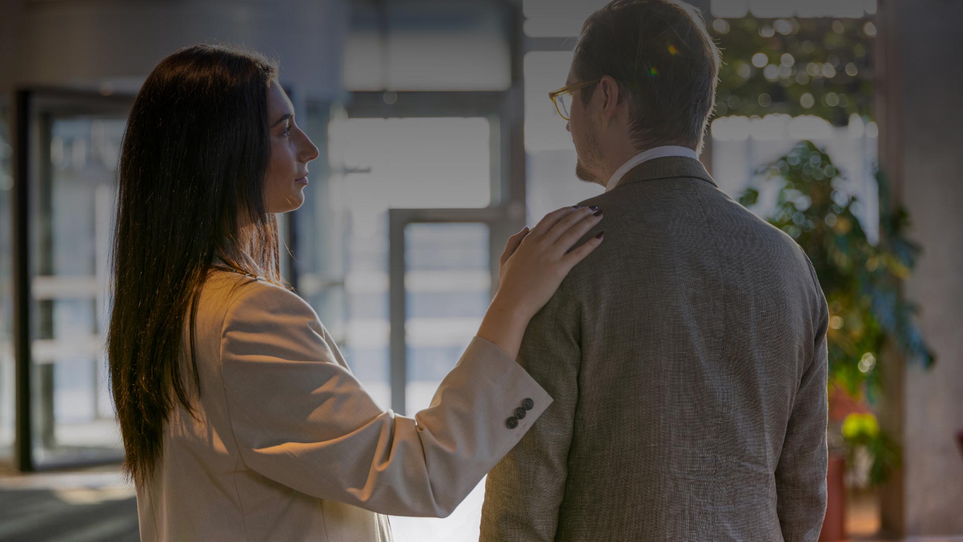 Kvinna håller en man på axeln